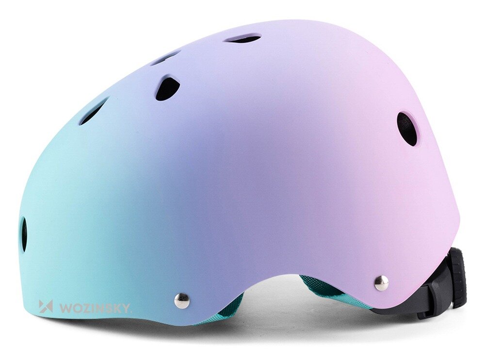 Kask rowerowy w kolorze niebiesko-fioletowym z kilkoma otworami wentylacyjnymi. Na kasku widoczne jest logo \'WOZINSKY\'.