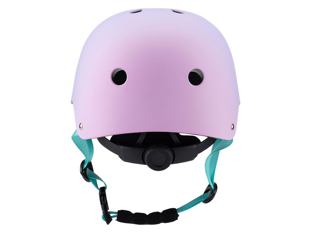 Kask rowerowy w kolorze niebiesko-fioletowym z czarnymi otworami wentylacyjnymi i zielonym paskiem pod brodą.