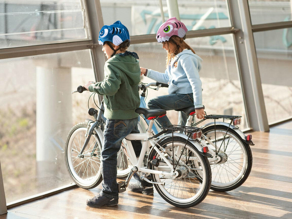 Kask rowerowy WOZINSKY Dinozaur HT-62N Niebieski dla Dzieci (rozmiar S), dinozaur, kolor, styl, dzieci, Dzieci na rowerach przy oknie w kolorowych osłonach głowy.