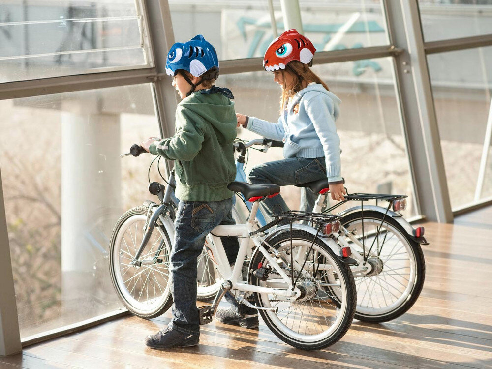 Kask rowerowy WOZINSKY Dinozaur HT-62C Czerwony dla Dzieci (rozmiar S), dinozaur, kolor, styl, dzieci, Dzieci na rowerach przy oknie w kolorowych osłonach głowy.