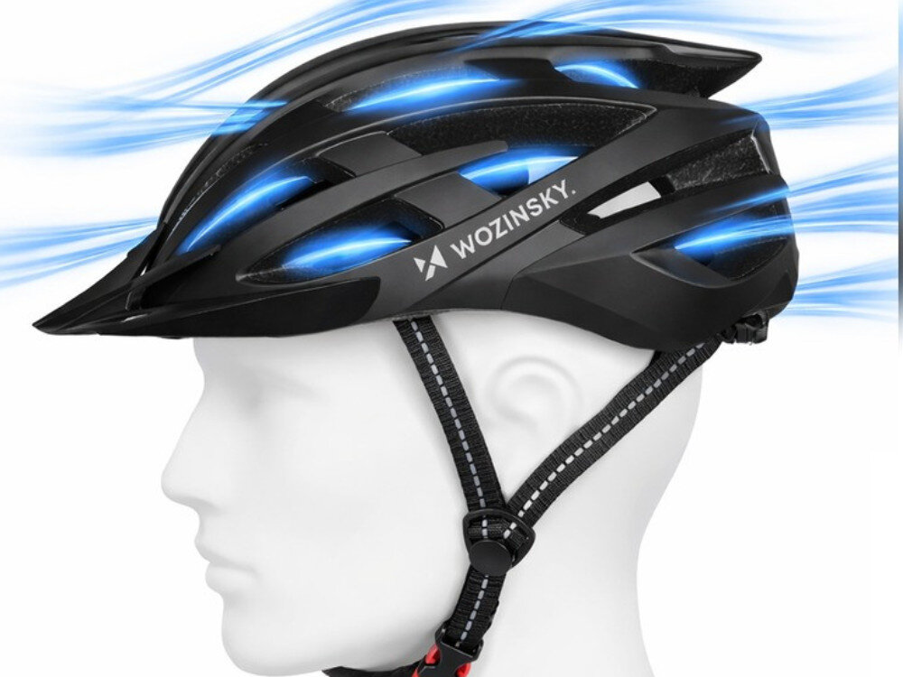 Czarny kask rowerowy z napisem \'WOZINSKY\' i widocznymi otworami wentylacyjnymi, założony na manekina. Kask posiada regulowany pasek pod brodą.