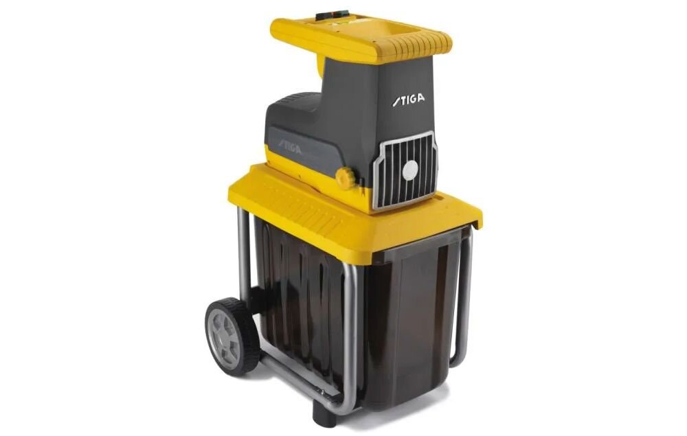 Rozdrabniacz do gałęzi STIGA Bio Silent 2500 elektryczny 2500W średnica cięcia 40mm, rozdrabnianie, walec, pojemnik, kompost, Elektryczny rozdrabniacz gałęzi na kołach w ujęciu z ukosa.