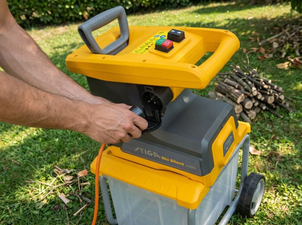 Rozdrabniacz do gałęzi STIGA Bio Silent 2500 elektryczny 2500W średnica cięcia 40mm, silnik, zasilanie, moc, ekologia, Podłączanie kabla zasilającego do gniazda rozdrabniacza.