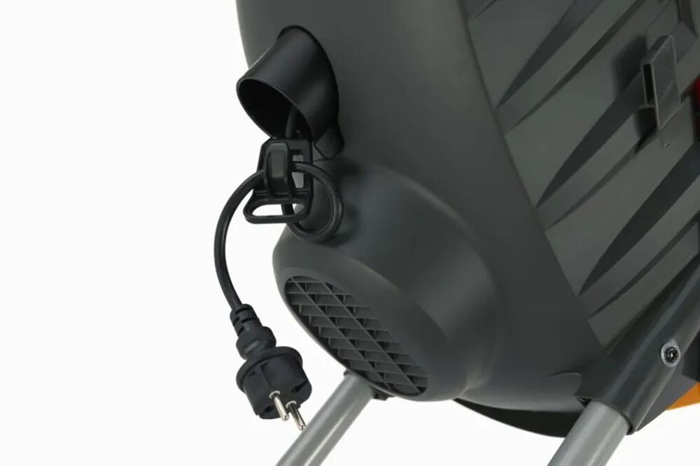 Rozdrabniacz do gałęzi STIGA Bio Master 2200 elektryczny 2200W średnica cięcia 40mm, silnik, zasilanie, moc, ekologia, Zbliżenie na gniazdo zasilania i kabel urządzenia.