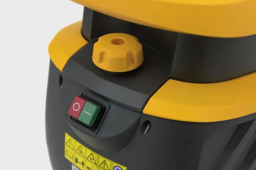 Rozdrabniacz do gałęzi STIGA Bio Master 2200 elektryczny 2200W średnica cięcia 40mm, koła, uchwyt, czyszczenie, transport, Panel sterowania z włącznikiem i pokrętłem.