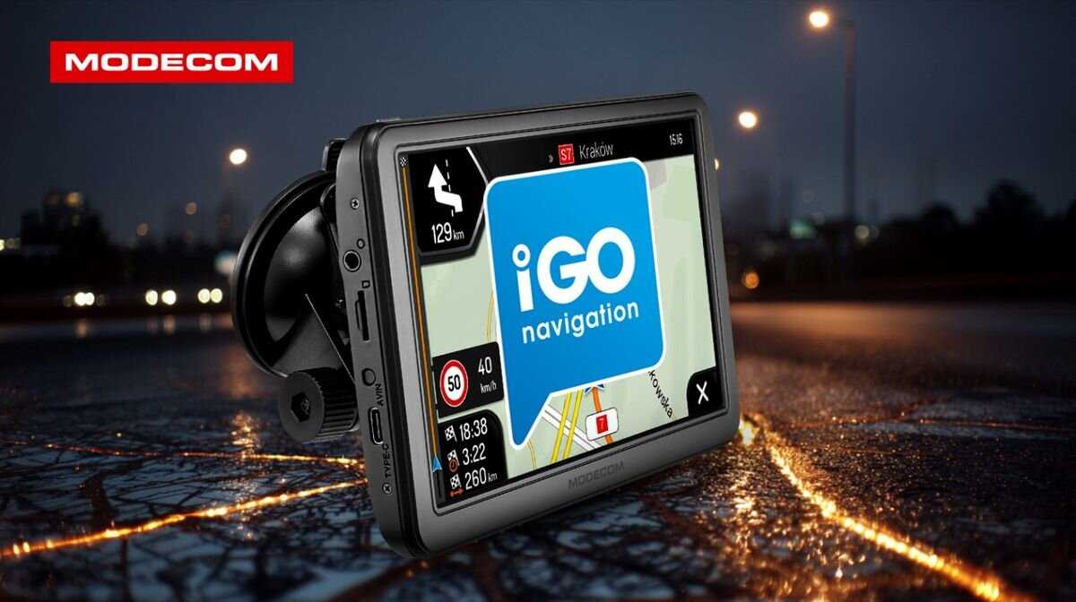 Urządzenie nawigacyjne z wyświetlaczem pokazującym mapę i logo \'iGO navigation\'. W tle widoczne jest logo \'MODECOM\'.