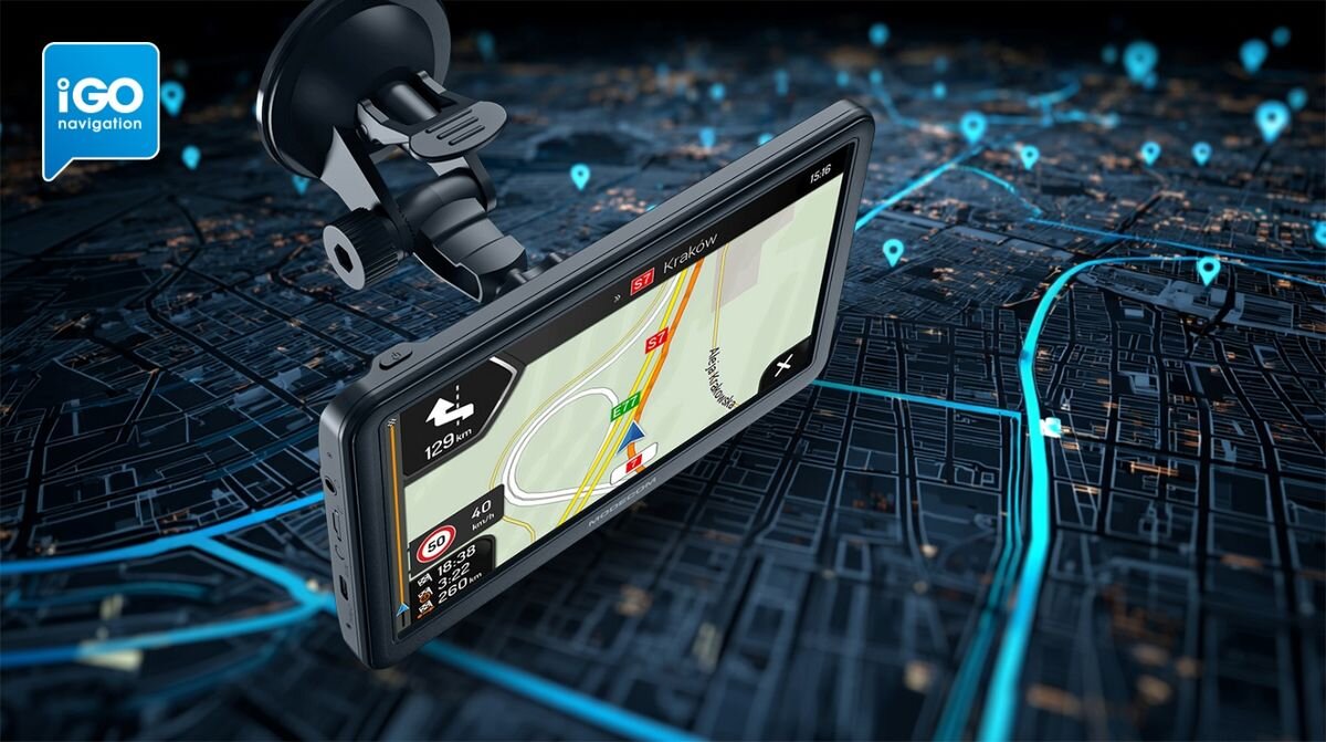 Obraz przedstawia urządzenie nawigacyjne z mapą wyświetlaną na ekranie, zamontowane na uchwycie. W tle widoczna jest stylizowana mapa z niebieskimi liniami i ikonami lokalizacji.