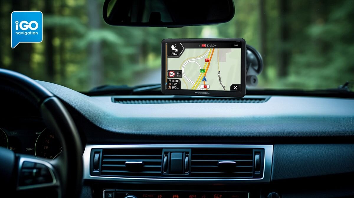 Na desce rozdzielczej samochodu zamontowane jest urządzenie nawigacyjne z wyświetloną mapą i trasą do Krakowa. W lewym górnym rogu obrazu widoczne jest logo \'iGO navigation\'.