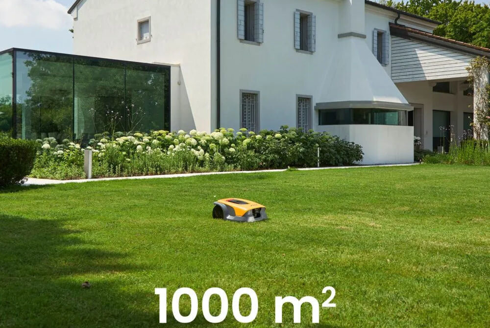 Robot koszący STIGA A 10V Bez przewodu ograniczającego Bluetooth 1000 m2, robot, koszenie, trawnik, ogród, Robot koszący STIGA na dużym trawniku o powierzchni do 1000 m² obok rezydencji.