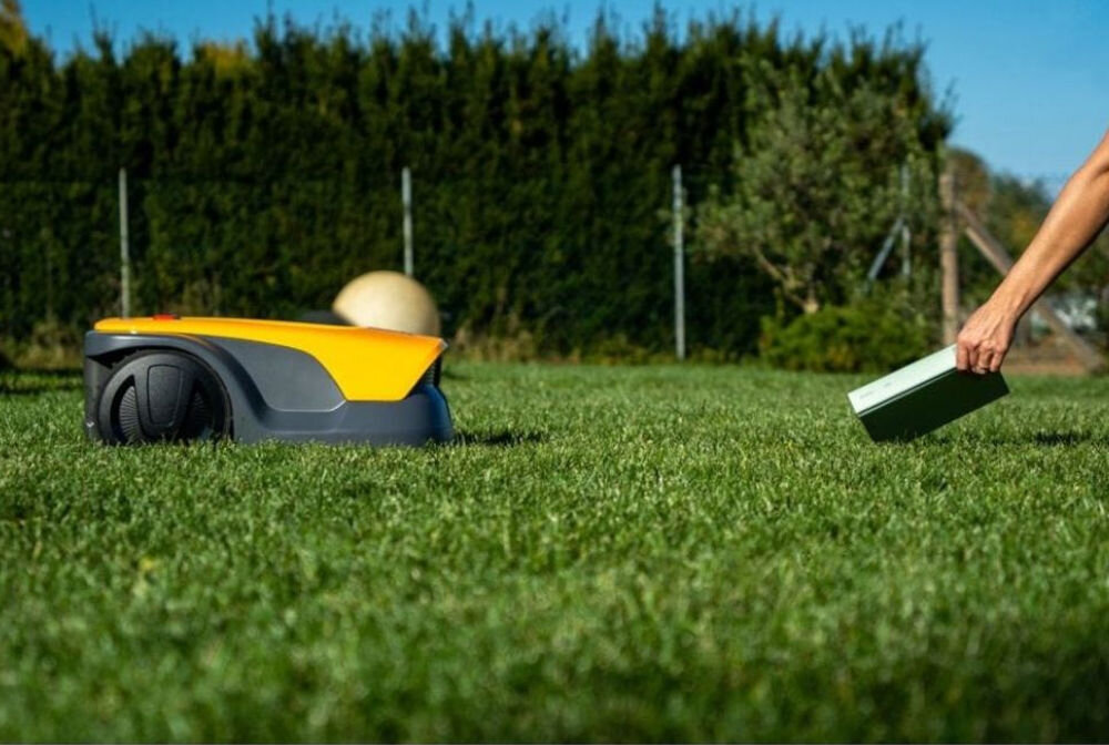 Robot koszący STIGA A 10V Bez przewodu ograniczającego Bluetooth 1000 m2, kamera, czujniki, omijanie, przeszkody, Robot koszący STIGA wymijający przeszkodę kładzioną na trawniku przez człowieka.