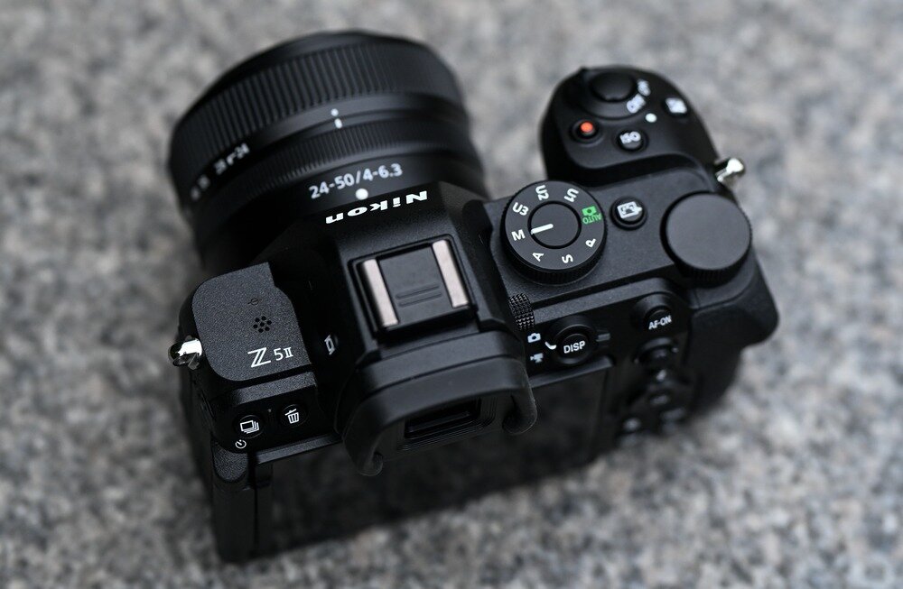 Aparat bezlusterkowy NIKON Z5II na betonie    