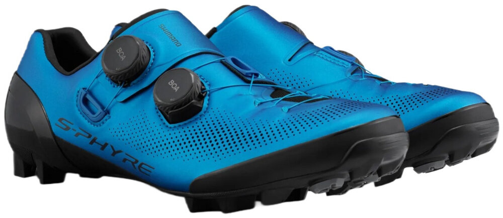 Niebieskie buty rowerowe z czarnymi podeszwami i dwoma pokrętłami z napisem \'BOA\'. Na boku widoczny napis \'SPHYRE\'.