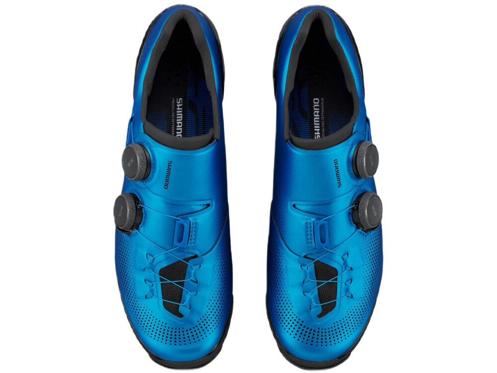 Para niebieskich butów rowerowych z logo Shimano, wyposażonych w dwa pokrętła regulacyjne na każdym bucie.