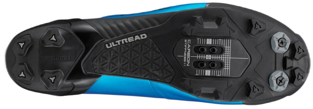 Podeszwa buta rowerowego w kolorze niebieskim z czarnymi elementami, widoczne napisy \'ULTREAD\' i \'CARBON\'.
