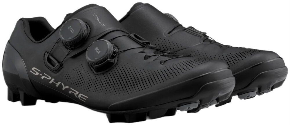Czarne buty rowerowe z napisem \'S-PHYRE\' i dwoma pokrętłami do regulacji z napisem \'BOA\'.