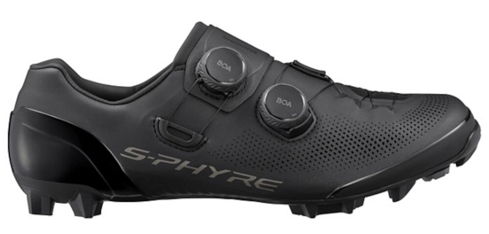 Czarne buty rowerowe z dwoma pokrętłami BOA na górze i napisem \'S-PHYRE\' na boku. Podeszwa ma wyraźne wypustki, a powierzchnia buta jest perforowana.