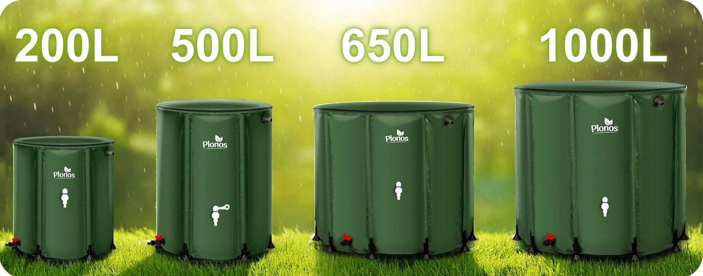 Obraz przedstawia cztery zielone zbiorniki na deszczówkę o pojemnościach 200L, 500L, 650L i 1000L, z logo Plonos na każdym z nich. Zbiorniki stoją na trawie, a w tle widać rozmyte zielone liście.