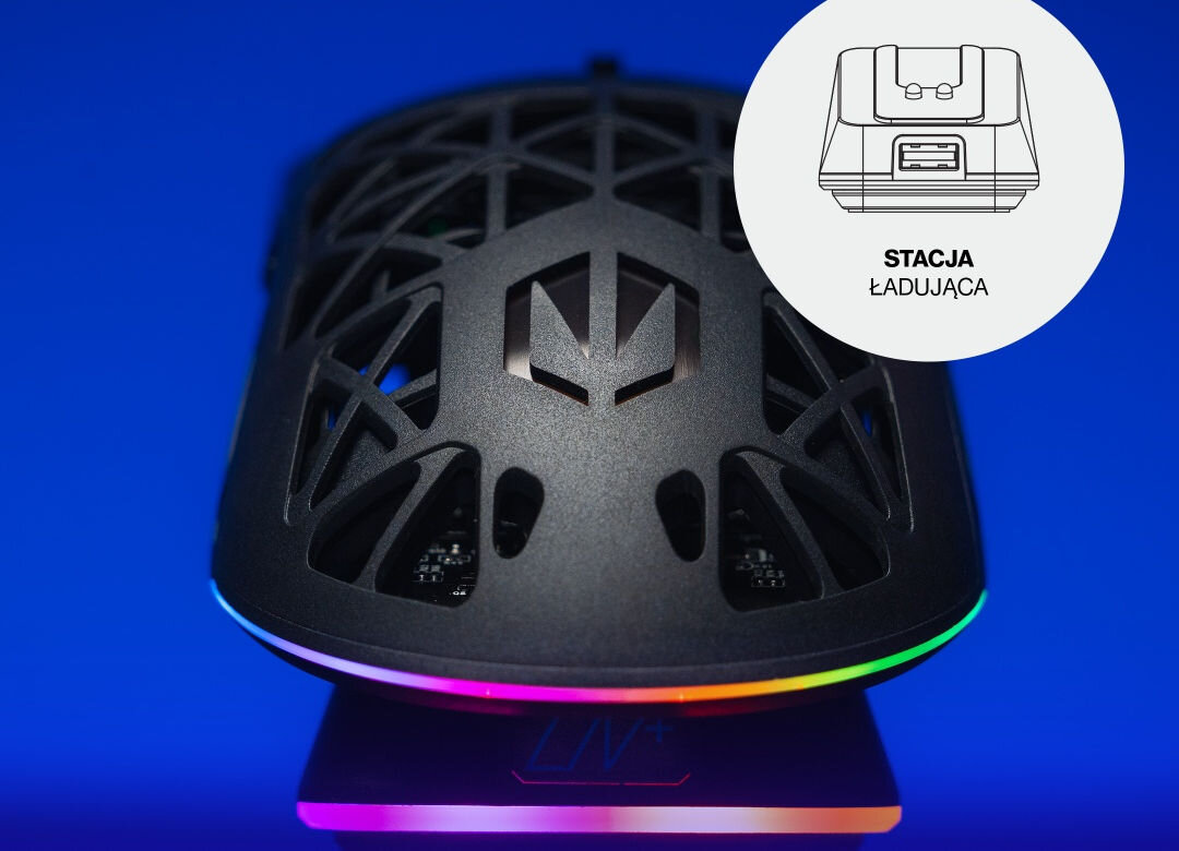 Czarna mysz komputerowa z ażurowym wzorem i podświetleniem RGB na niebieskim tle. Obok znajduje się grafika z napisem \'STACJA ŁADUJĄCA\'.