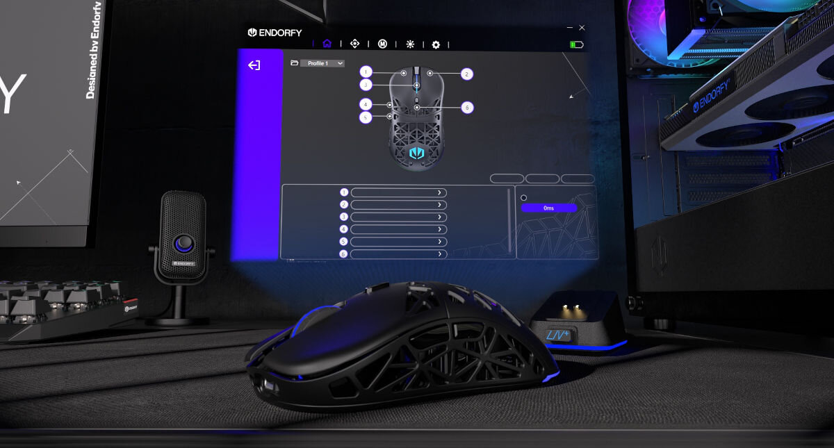 Na biurku znajduje się czarna mysz komputerowa z ażurową obudową, obok której jest stacja dokująca. Na ekranie w tle widoczny jest interfejs oprogramowania z grafiką myszy i logo ENDORFY.