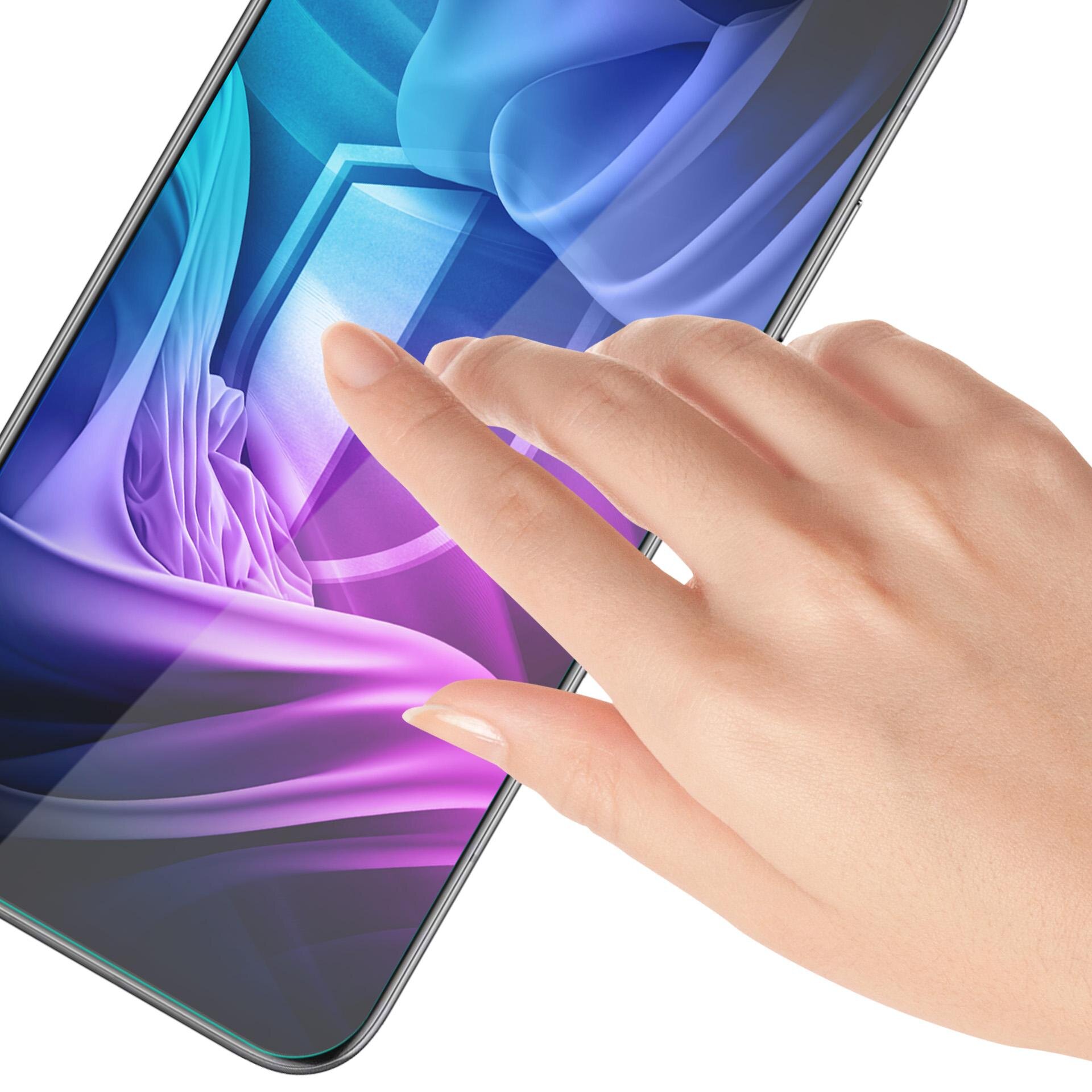 Na obrazie widoczny jest smartfon z kolorowym, abstrakcyjnym tłem na ekranie, na którym znajduje się symbol tarczy. Dłoń dotyka ekranu urządzenia.