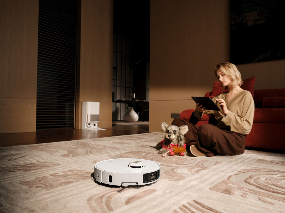 Robot sprzątający DREAME L40S Pro Ultra Biały robot czyszczący dywam w tle osoba z pieskiem HyperStream™ Detangling DuoBrush system rozplątujący włosy bez splątanych włosów sierści