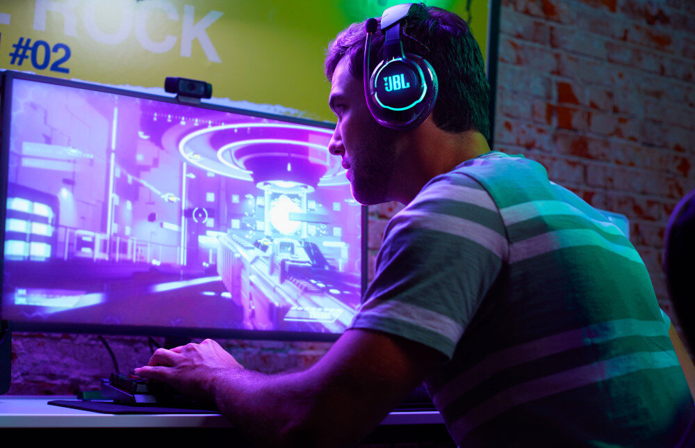 Słuchawki JBL Quantum 810 dźwięk moc łączność szumy redukcja szumów hałas głośność zakres częstotliwość waga zasilanie ładowanie złącze port wtyczka działanie etui smartfon sterowanie wygoda muzyka