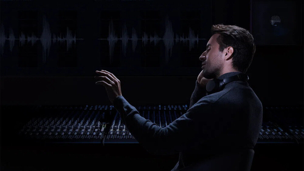 Soundbar TCL S55HE testy eksperckie laboratorium zestrojenie wysokiej jakości brzmienie, osoba siedząca przy stole miksującym