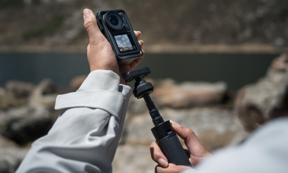 Kamera sportowa DJI Osmo Action 4 Adveanture Combo ekrany przyciski obsługa sterowanie głosowe