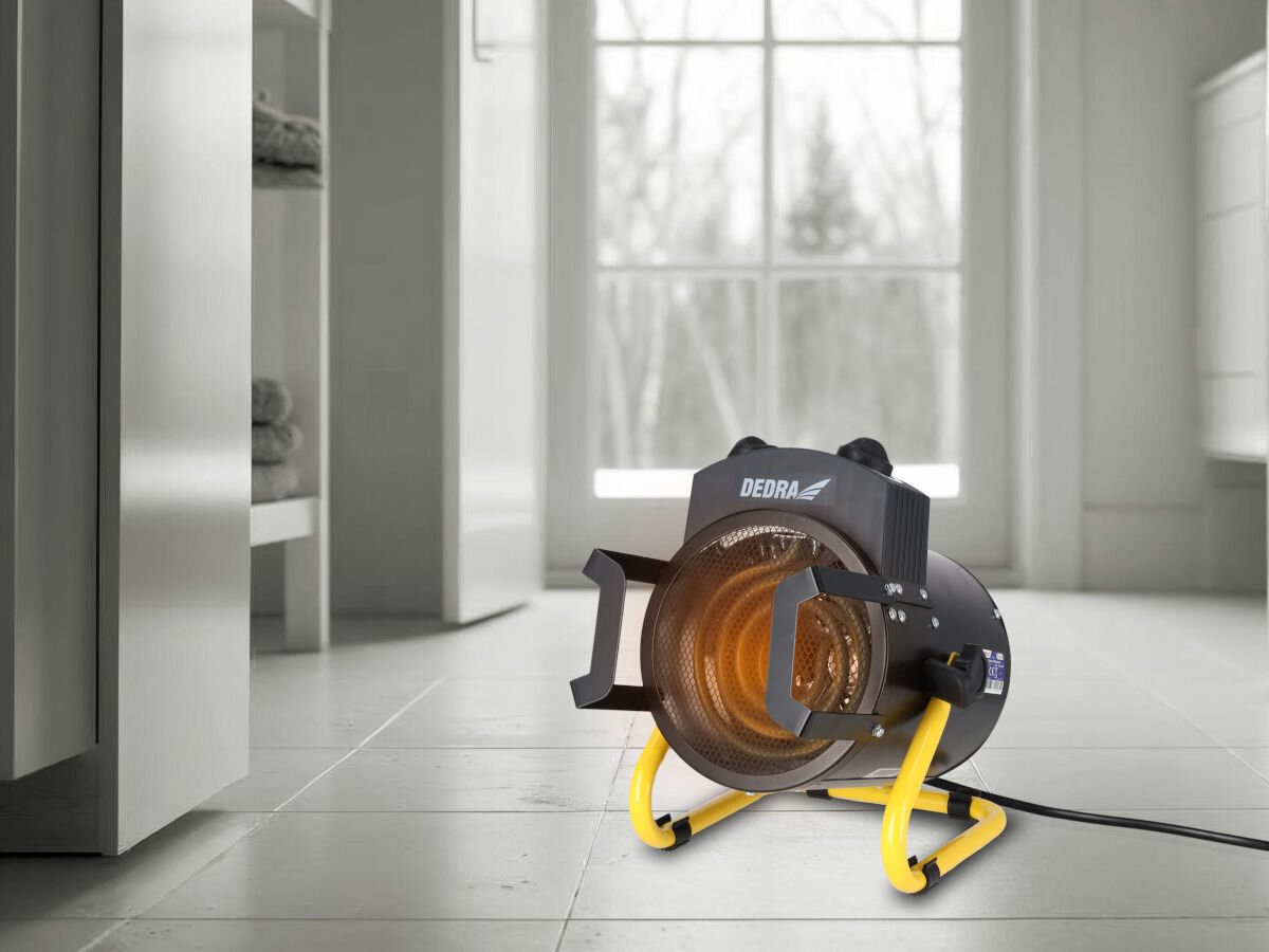 Nagrzewnica elektryczna DEDRA DED9930B, przegrzanie, IP24, metal, stabilność, Nagrzewnica Dedra DED9930B działa w jasnej łazience na tle okna, widoczny pomarańczowy żar.