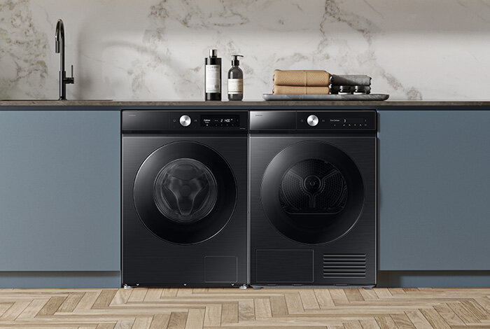 Czarna suszarka Samsung Bespoke AI obok pralki w nowoczesnej zabudowie kuchennej, dostępna w Media Expert.
