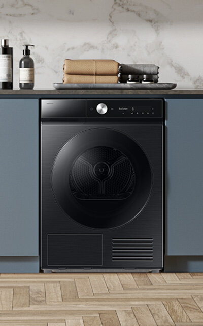 Czarna suszarka Samsung Bespoke AI w nowoczesnej zabudowie podblatowej, dostępna w Media Expert.