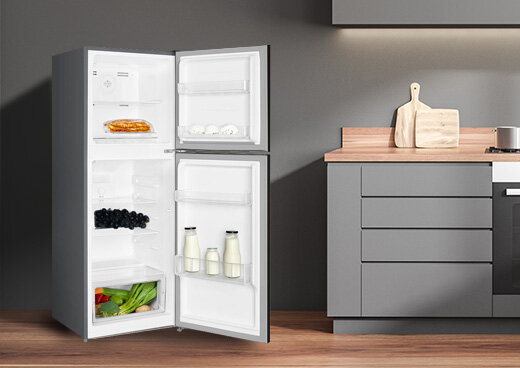 Otwarta lodówka MPM-216-CF-26 w kuchni.