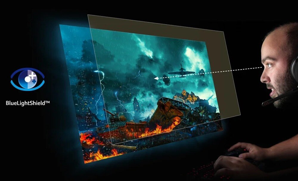 Osoba patrzy na ekran monitora, na którym wyświetlana jest dynamiczna scena z gry z elementami ognia i burzy. Obok widoczne jest logo BlueLightShield™.