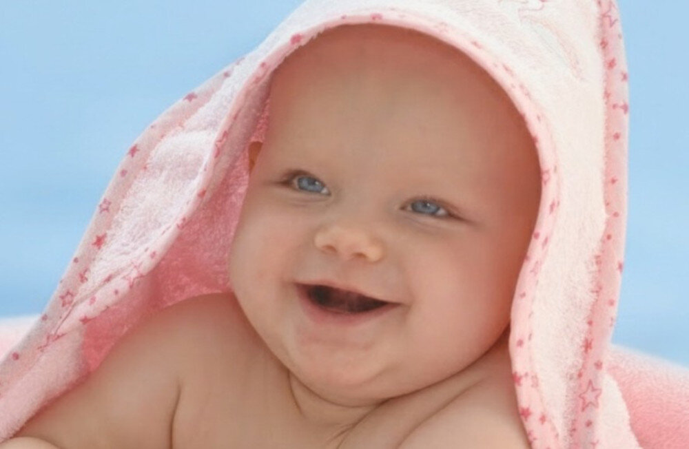 Kateter rektalny RIOCATH dla niemowląt na kolki Różowy Szybka pomoc Rurka rektalna dla niemowląt szybkie usunięcie nagromadzonych gazów dziecko odczuwa ulgę, a płacz i napięcie brzuszka ustępują dla dzieci od pierwszych dni życia zdjęcie lifestyle uśmiechnięte niemowlę