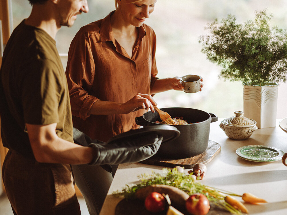 Garnek żeliwny FISKARS Folken 1075697 6L zdjęcie lifestyle Jakość na lata wykonany z wysokiej jakości materiałów minimum 50% żeliwa pochodzącego z recyklingu