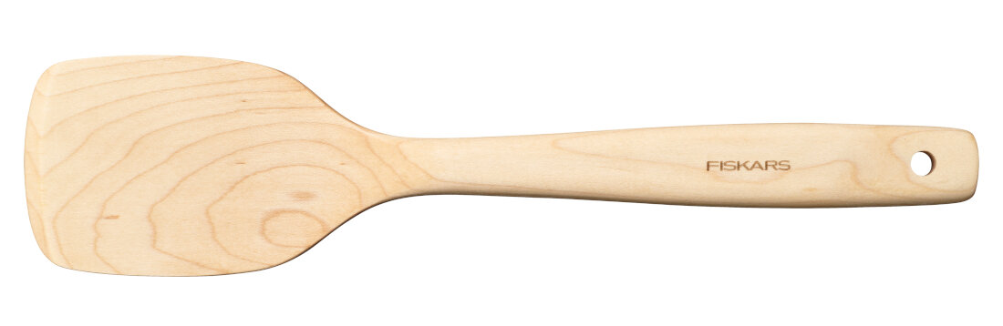 Drewniana łopatka z widocznym logo \'FISKARS\' na rączce, posiada otwór na końcu uchwytu.