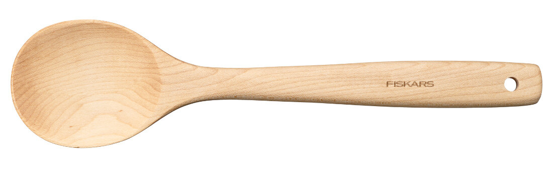 Drewniana łyżka z wygrawerowanym napisem \'FISKARS\' na rączce, z otworem na końcu uchwytu.