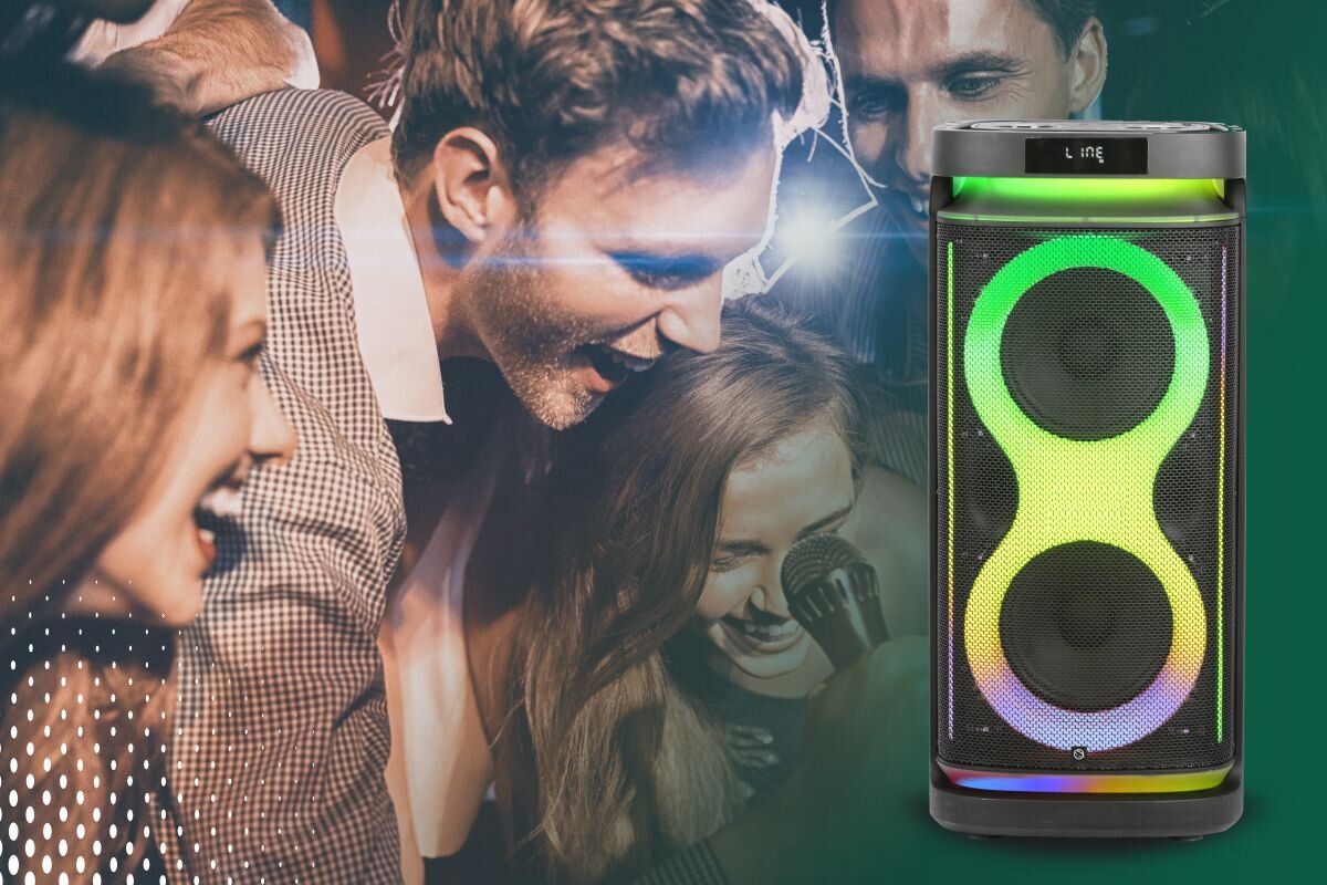 Power Audio MANTA HEKTOR - Moc, która wypełnia przestrzeń, urządzenie na pierwszym planie, w tle osoby śpiewające do mikrofonu