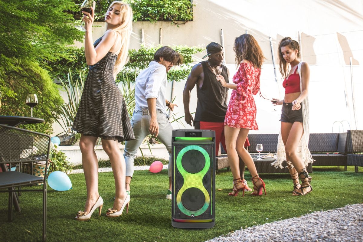 Power Audio MANTA HEKTOR - Muzyka bez kabli, urządzenie stojące na podwórku, osoby tańczące w rytm muzyki