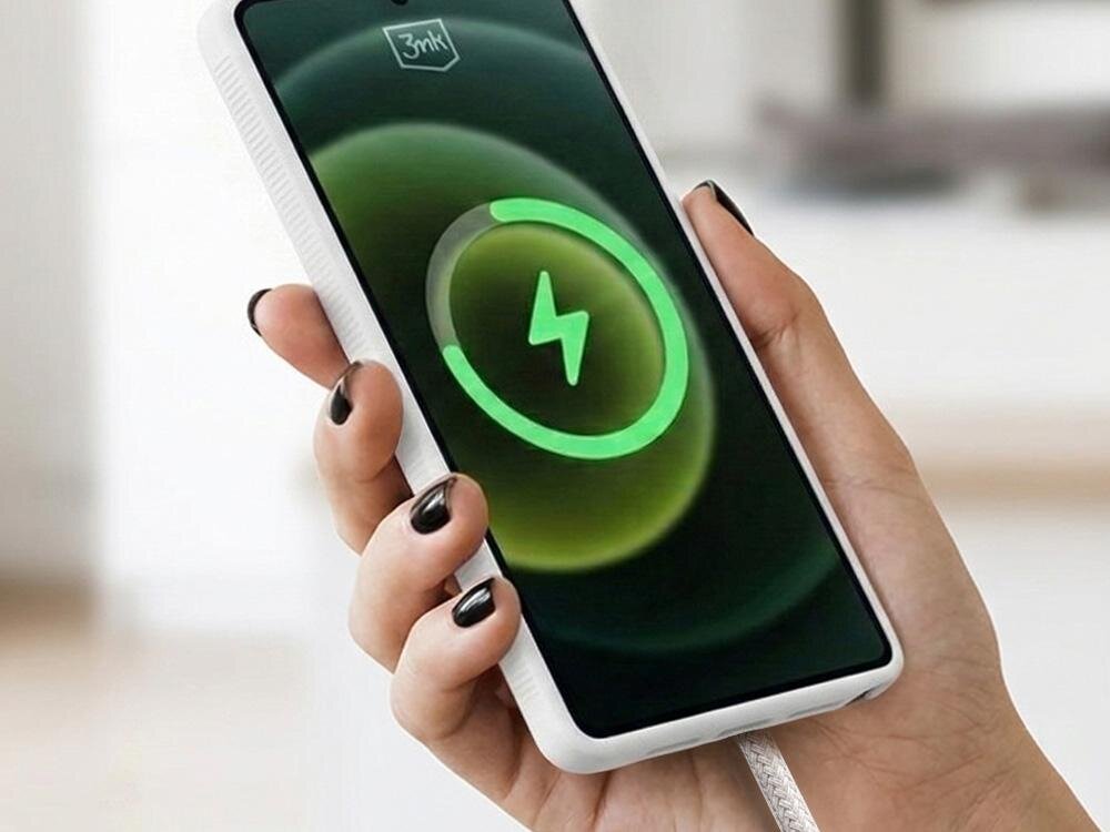 Osoba trzyma telefon z widocznym ekranem, na którym znajduje się zielona ikona ładowania z symbolem błyskawicy. W górnej części ekranu widoczne jest logo \'3mk\'.