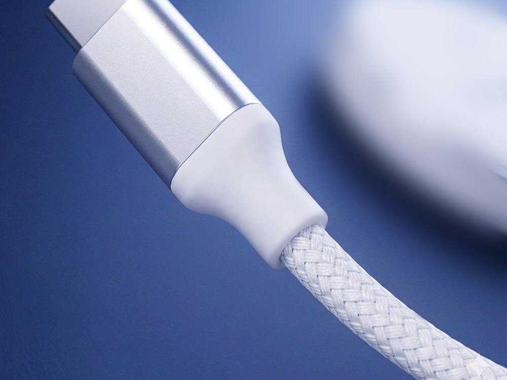 Zbliżenie na końcówkę kabla USB-C z plecionym białym przewodem na niebieskim tle.