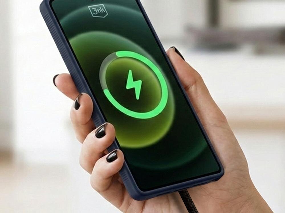 Osoba trzyma telefon z wyświetlonym symbolem ładowania w zielonym okręgu. Na ekranie widoczne jest logo \'3mk\'.