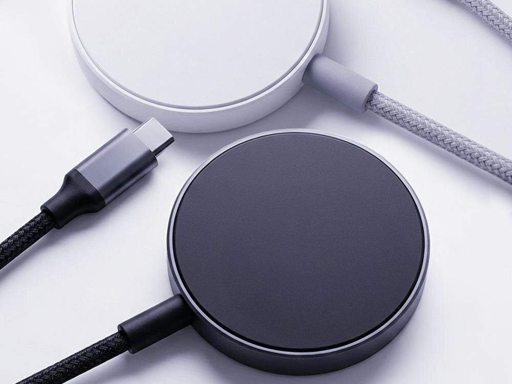 Na obrazie widoczne są dwie okrągłe ładowarki indukcyjne, jedna w kolorze białym, druga czarnym, z podłączonymi kablami USB-C.