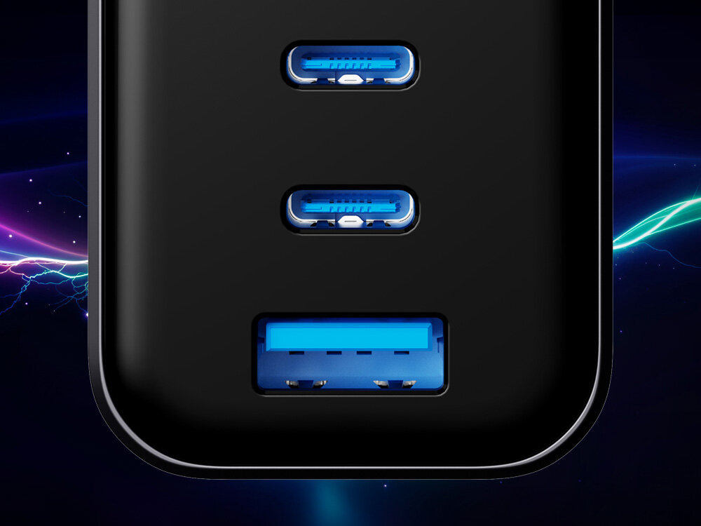 Widok z przodu na porty ładowarki: dwa złącza USB-C oraz jeden port USB-A z niebieskim wnętrzem.