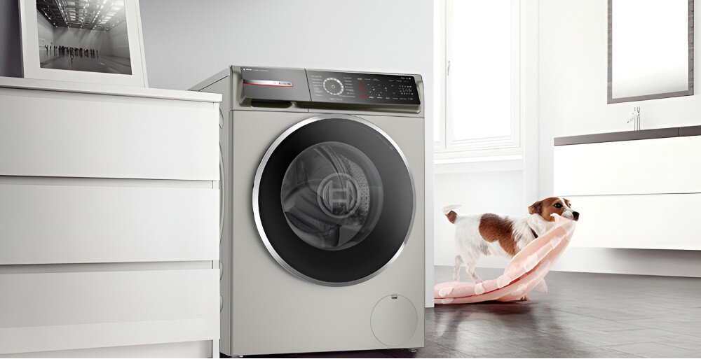 PRALKA BOSCH WGH2460XPL lifestyle pralka front zamknięta biała komoda pies ręcznik dokładanie prania Start/Pauza przycisk zatrzymanie wznowienie prania