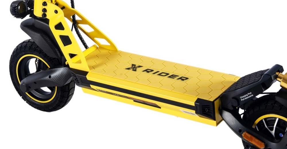 Hulajnoga elektryczna XRIDER F10 Czarno-żółty szeroki poklada zaawansowana mata antyposlizgowa estetyczny wyglad bezpieczenstwo doskonala przyczepnosc