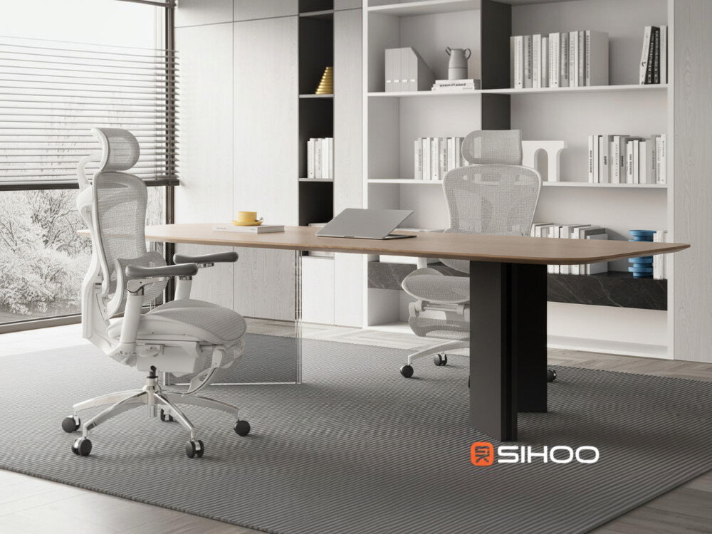 Fotel gamingowy SIHOO Doro C300 PRO Biały z podnóżkiem, Ergonomia, komfort, design, dopasowanie, Mężczyzna siedzący przy biurku na ergonomicznym fotelu.