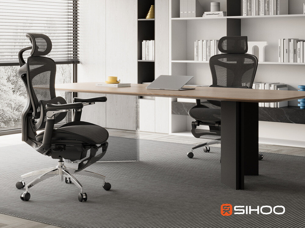 Fotel gamingowy SIHOO Doro C300 PRO Czarny z podnóżkiem, Ergonomia, komfort, design, dopasowanie, Mężczyzna siedzący przy biurku na ergonomicznym fotelu.