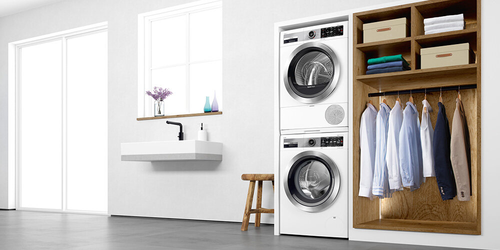 SUSZARKA BOSCH WQG241MSPL Na zdjęciu znajduje się elegancko zaaranżowana pralnia. W zabudowie widoczne są pralka oraz suszarka ustawione jedna na drugiej. Obok znajduje się wnęka z drewnianymi półkami, na których poukładane są ubrania i kartonowe pudełka, a poniżej na wieszaku wiszą wyprasowane koszule i marynarki. Całość utrzymana jest w jasnych, minimalistycznych barwach, wnętrze jest uporządkowane i przestronne szybkie suszenie 40 minut precyzyjna kontrola temperatury monitorowanie wilgotności tkanin szybkie suszenie syntetyków cienka bawełna gotowe do założenia szybkie pranie i suszenie super 15’ efektywne suszenie ubrania w godzinę