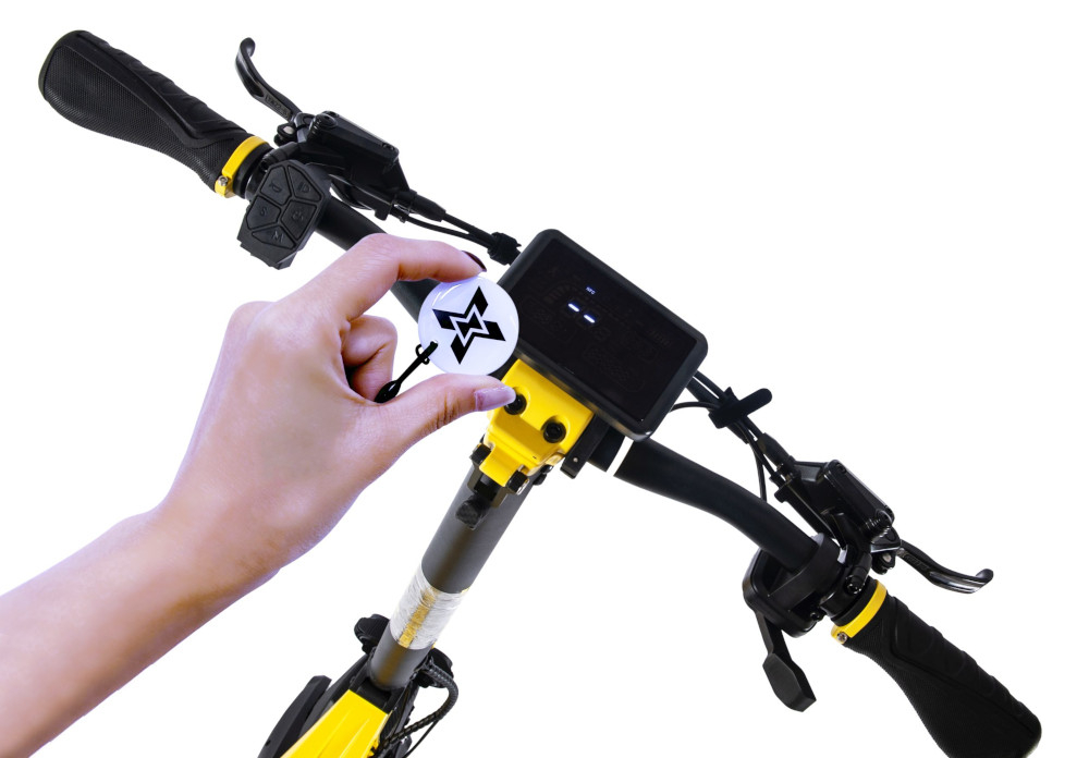 Hulajnoga elektryczna XRIDER F10+ Czarno-żółty dodatkowe zabezpieczenie blokada antykradziezowa blokuje hulajnoge aktywacja w aplikacji XRIDER karta